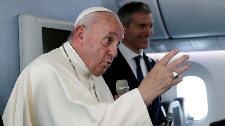 El papa Francisco en una rueda de prensa a bordo del avión papal durante su regreso de Japón, el 26 de noviembre de 2019.