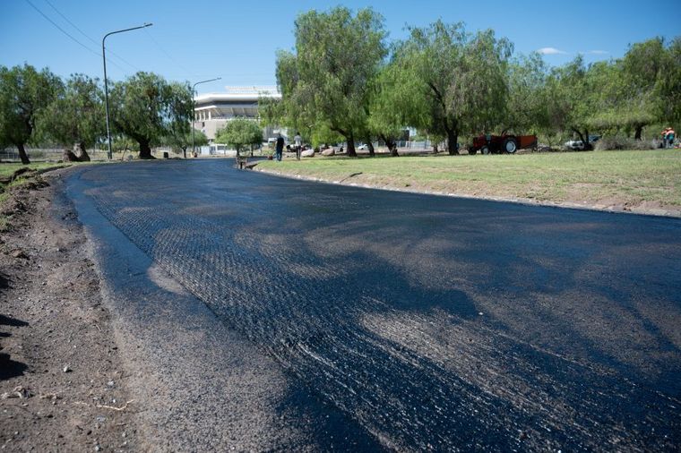 La rotonda conecta la Avenida Champagnat con el Estadio Islas Malvinas y el Avenida El Libertador. La rotonda conecta la Avenida Champagnat con el Estadio Islas Malvinas y el Avenida El Libertador.