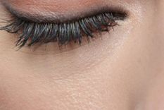 El maquillaje waterproof es un gran aliado para mantenerse radiante durante todo un evento. Foto: Vanitatis - El Confidencial