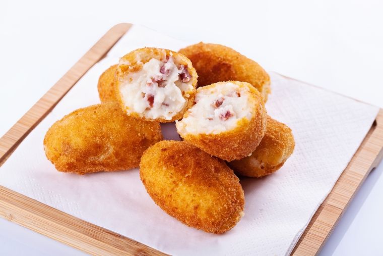 Aunque son típicamente españolas, la receta de croquetas nació en Francia en el siglo XVII y su nombre viene de “croquer”, que significa “crujir”. Aunque son típicamente españolas, la receta de croquetas nació en Francia en el siglo XVII y su nombre viene de “croquer”, que significa “crujir”.