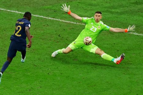 Se cumplen 3 años de la histórica atajada al Dibu Martínez a Kolo Muani. Se cumplen 3 años de la histórica atajada al Dibu Martínez a Kolo Muani.