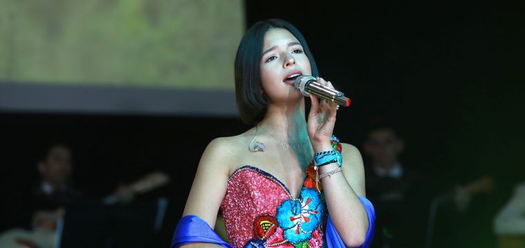 Ya sea de jeans o vestidos, Ángela Aguilar es toda una diva. Foto: Remezcla