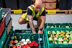 crisis en reino unido: cada vez mas personas apelan a bancos de alimentos