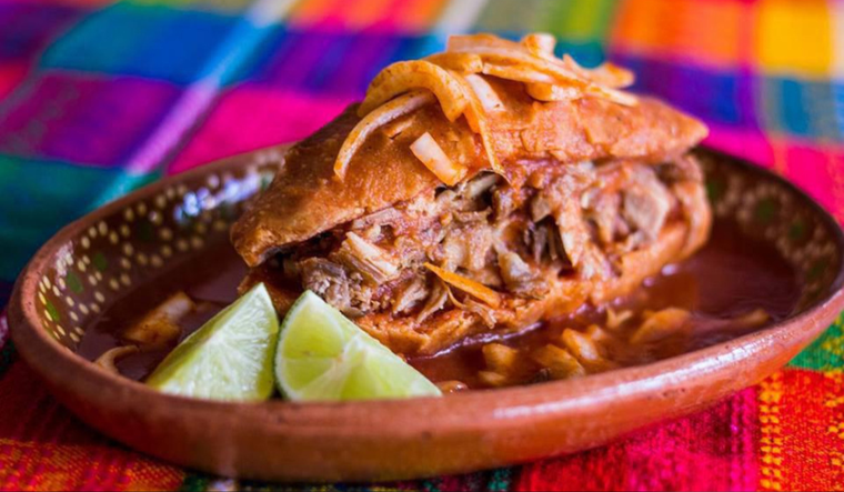 La receta tradicional distingue entre salsa suave y salsa picante, cada una con su propio nivel de intensidad.