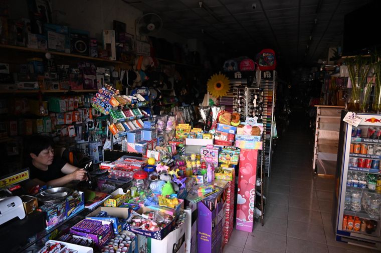 Nadie puede comprar ni vender si no es en efectivo Foto: EFE