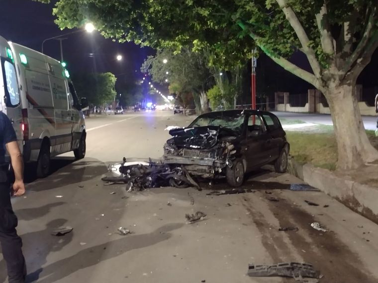 La moto quedó debajo del Renault Clio de color negro.