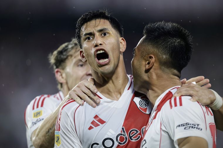 Meza celebra su primer gol en River. Foto: FotoBaires