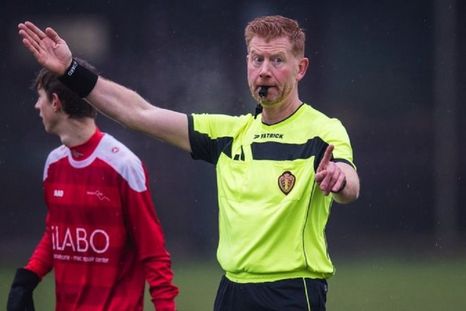 Frederik Imbo decidió convertirse en árbitro por su amor al fútbol y por su deseo de probar su resiliencia. Foto: IMBOORLING