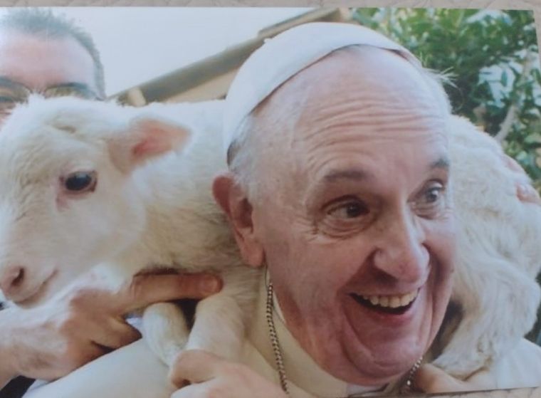 Francisco y un corderito en sus hombros.