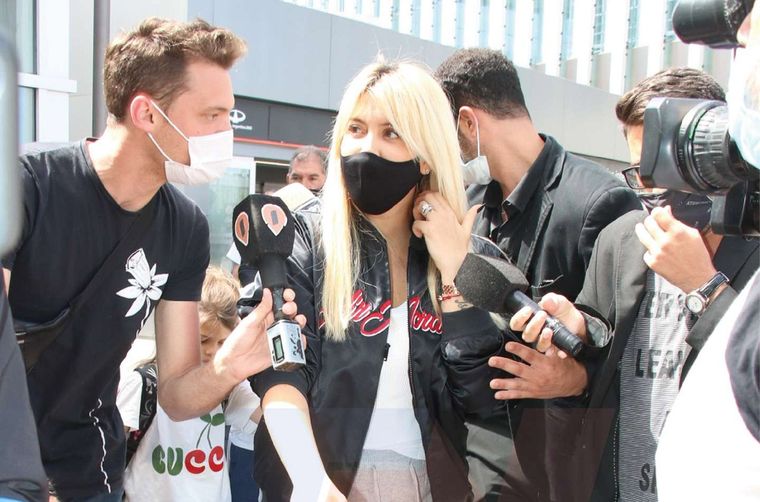 QUE LOOK. WANDA POSO CON JOGGING Y UNA CAMPERA A LA MODA EN EL AEROPUERTO.