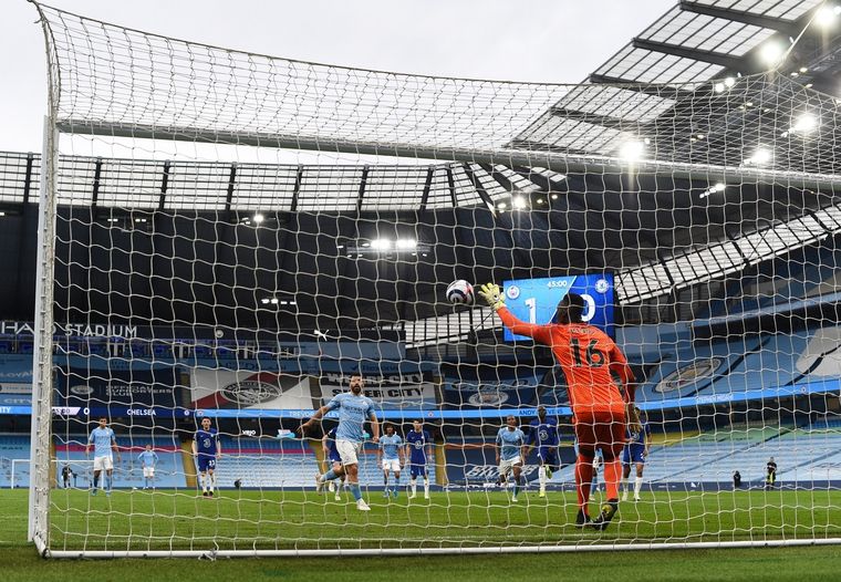 El Kun ya la picó y el arquero del Chelsea la atrapa sin problemas. Foto: SportsCenter