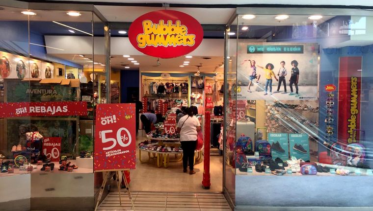 Las zapatillas están entre los principales productos que compran los mendocinos en Chile Foto: Mall Marina