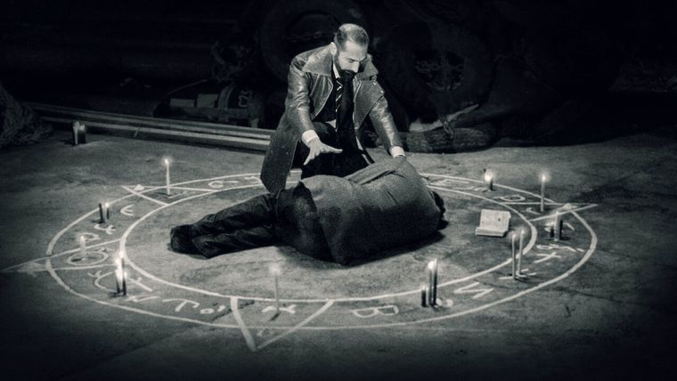 La película hace un análisis más profundo de las dinámicas de poder y el impacto de la desinformación. Foto: Netflix