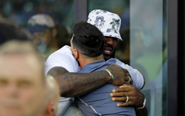 Lionel Messi se cruzó a LeBron James en el estadio del Inter. Foto: Noticias Argentinas