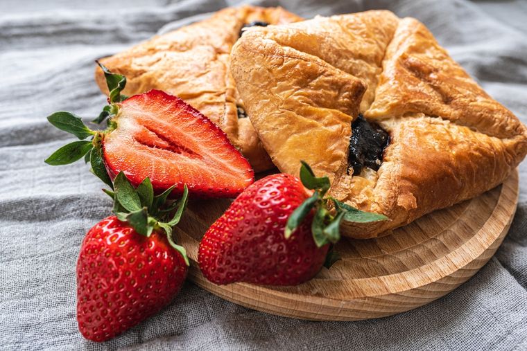 En muchos países, la receta de hojaldre relleno de mermelada se sirve caliente y espolvoreada con azúcar glass, potenciando su aroma y presentación. En muchos países, la receta de hojaldre relleno de mermelada se sirve caliente y espolvoreada con azúcar glass, potenciando su aroma y presentación.