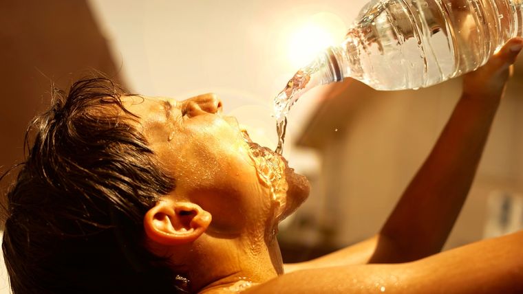 Beber agua es fundamental ante una ola de calor Foto: Shutterstock