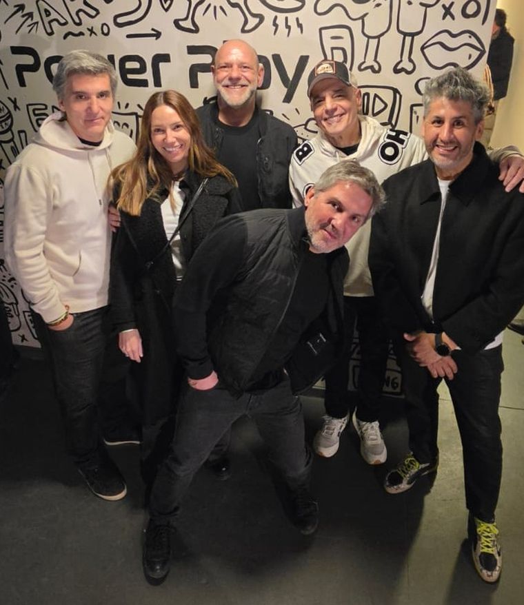 Esteban Quintana, Rosario Ariño, Luis Zambonini, Diego Lago y Gustavo Zabala junto a Zeta Bosio. Esteban Quintana, Rosario Ariño, Luis Zambonini, Diego Lago y Gustavo Zabala junto a Zeta Bosio.