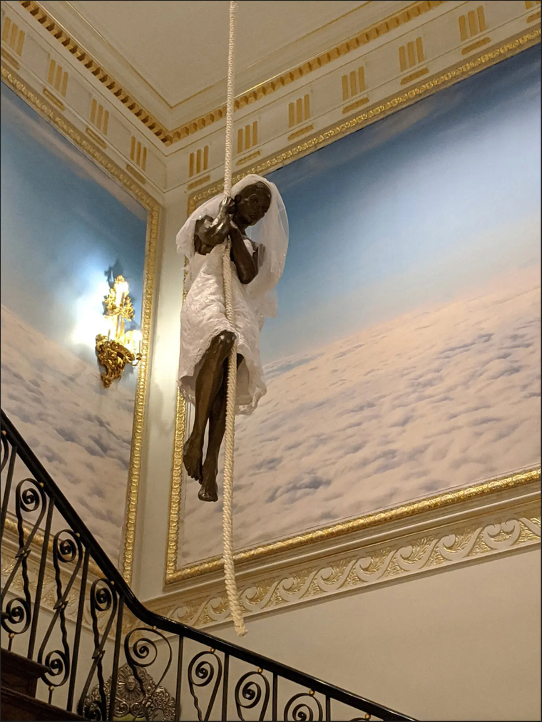 Pieza de arte ubicada en el ingreso de la mansión. Pieza de arte ubicada en el ingreso de la mansión.