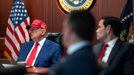 Donald Trump junto a su equipo, previo a lanzar los misiles hacía las bases iraníes Donald Trump junto a su equipo, previo a lanzar los misiles hacía las bases iraníes