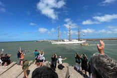 La Fragata Libertad de la base naval en el puerto Mar del Plata.