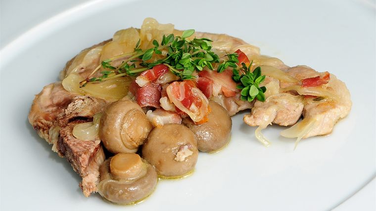 Chuletas de cerdo en salsa de champiñones. Foto: Canal Cocina