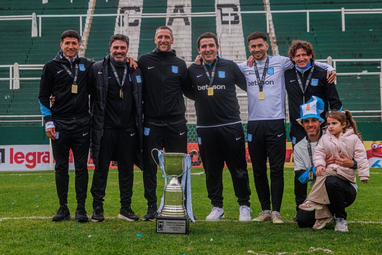 Chirola Romero y su CT con el trofeo del Torneo Apertura de Reserva 2026.