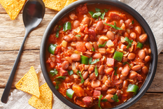 La receta de frijoles charros varía según la región, pero siempre mantiene su base de frijoles y carnes.