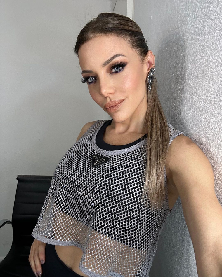 Evangelina Anderson posa con un top de red Prada y levanta la temperatura Evangelina Anderson es una reconocida personalidad de TV. Foto: Instagram @evangelinaanderson