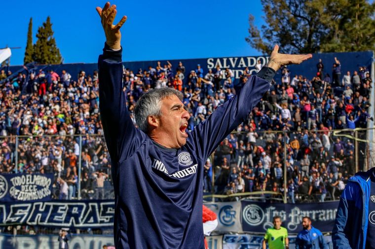 El DT festeja el gol de su equipo en el Bautista Gargantini. Foto: Fabián Salamone / MDZ