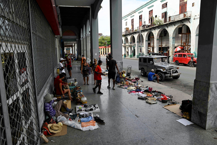 Millones de cubanos hoy sobreviven urgando en la basura, pidiendo dinero en la calle o vendiendo sus pertencencias.
