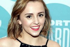 Hannah Witton, la popular bloguera que explica cómo es tener sexo usando una bolsa de ileostomía que recoge sus heces
