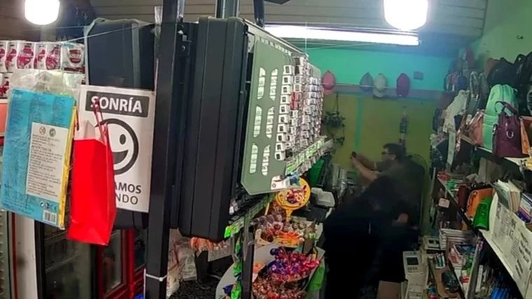 El comerciante se defendió con gas pimienta Foto: Captura de video