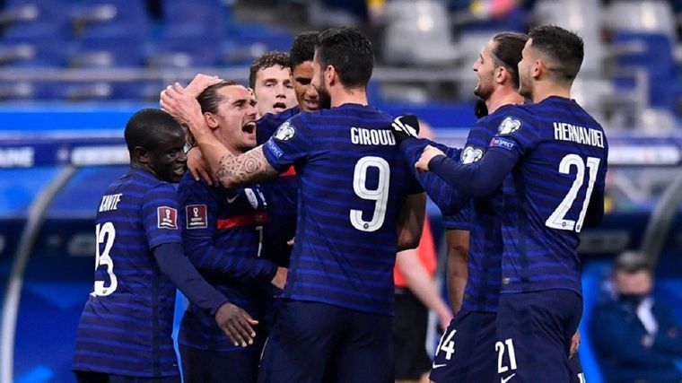Lucas Hernández (21) celebra con sus compañeros de la selección francesa. Foto: Télam