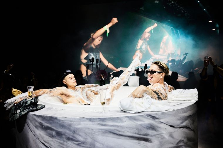 Ca7rie y Paco Amoroso se presentaron en un jacuzzi en el Lollapalooza Argentina 2024. Foto: Gentileza DF. PH: Toto Pons