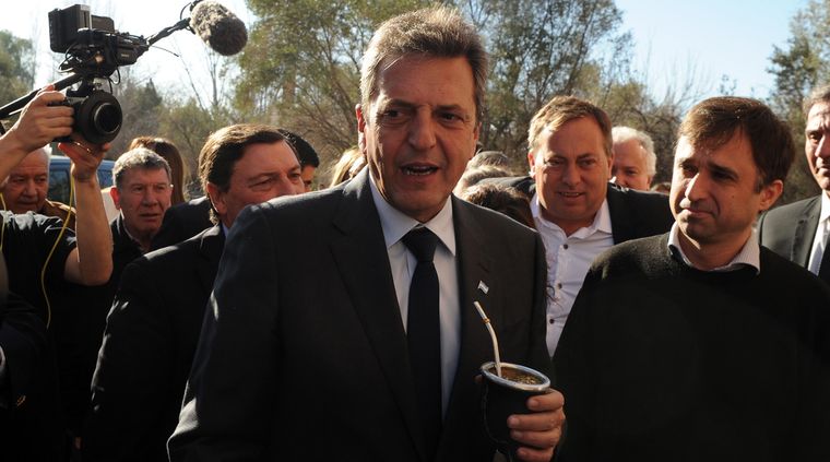 Sergio Massa, toma mate en recorrida de campaña y dice a su equipo que todo está bajo control. Foto: ALF PONCE MERCADO / MDZ