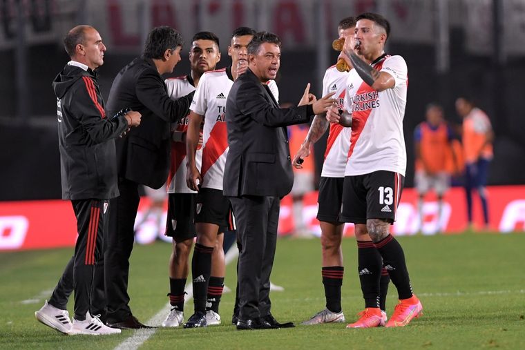 Gallardo habla con sus jugadores durante el partido. Foto: Télam