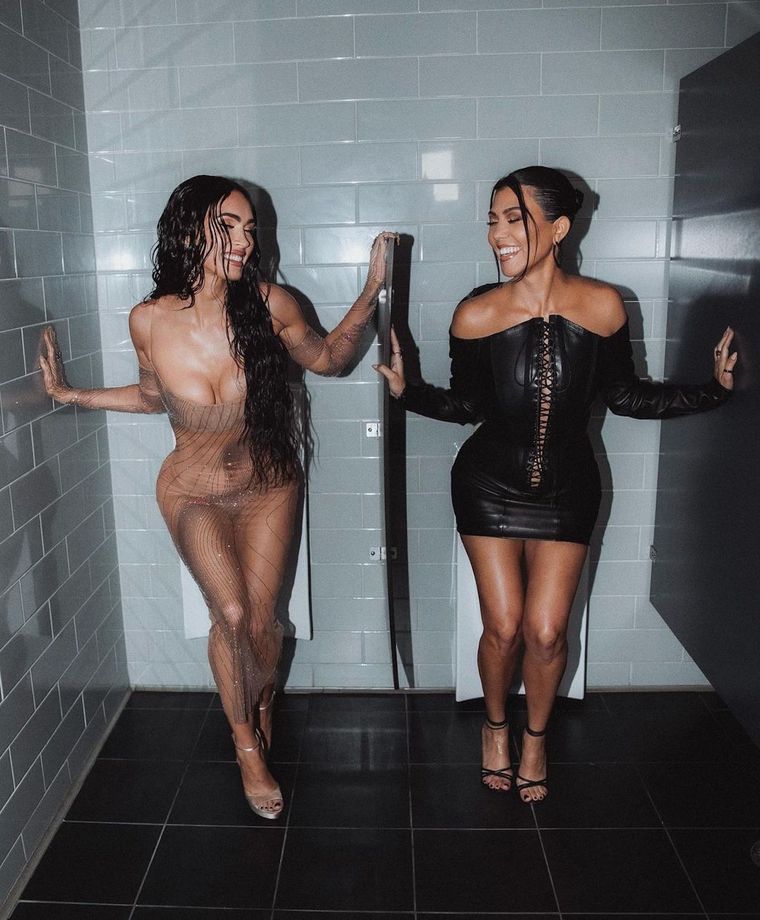 Meghan Fox y Kourtney Kardashian, divertidas en el baño de la gala de los premios MTV.  Foto: Instagram