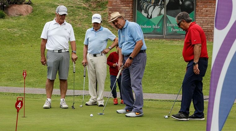 El cuarto de los Drs. Claudio Burgos, Guillermo Estefan, Fernando Coartada y José Vegan jugando el Torneo de Putting Green auspiciado por Clínica de Cuyo. Foto: Gentileza