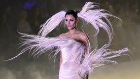 La colección del diseñador francés Stephane Rolland durante su desfile en el Bridal Night, dentro de la feria de moda nupcial Barcelona Bridal Fashion Week que arrancó el miércoles 22 de abril. EFE/ Andreu Dalmau
