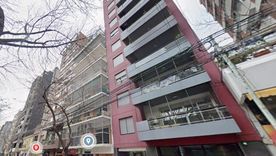 Las llamas se originaron en una unidad del segundo piso de un edificio de ocho plantas. Las llamas se originaron en una unidad del segundo piso de un edificio de ocho plantas.