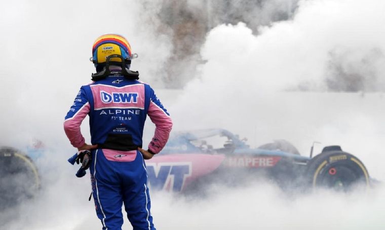 Alonso espera que apaguen las llamas tras romper el motor del Alpine. Foto: @AlpineF1Team