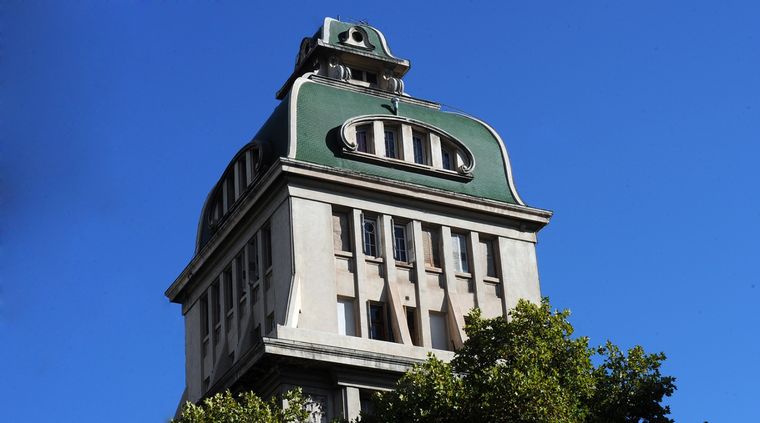 El edificio tiene siete pisos. El edificio tiene siete pisos.