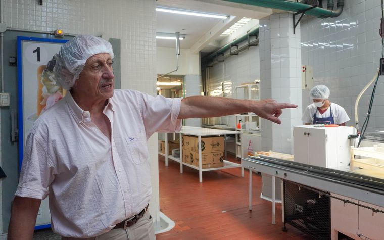 Luis explica, en el recorrido por la fábrica, cómo cada proceso tiene una impronta y un detalle humano que mantiene lo artesanal de la producción. Luis explica, en el recorrido por la fábrica, cómo cada proceso tiene una impronta y un detalle humano que mantiene lo artesanal de la producción.