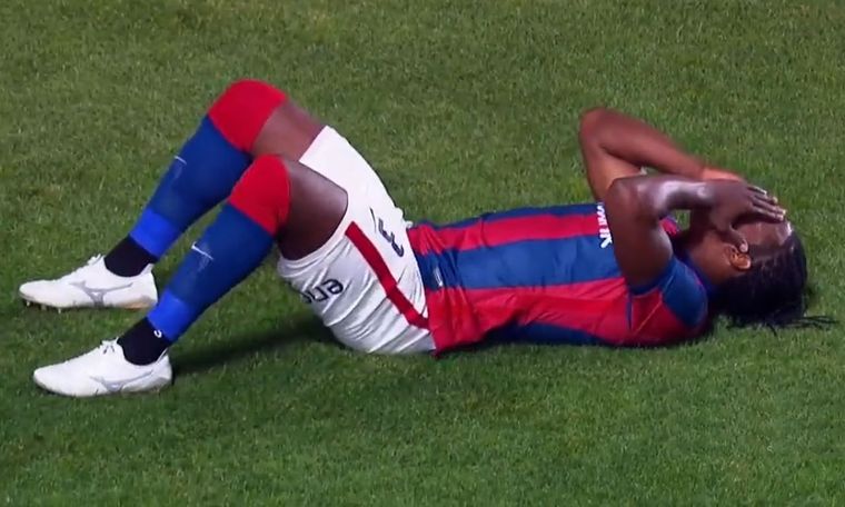 Carlos Sánchez se lesionó ante River.