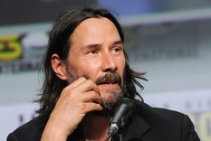 Foto: https://www.nme.com/news/film/keanu-reeves-makes-surprise-appearance-at-northamptonshire-couples-wedding-3299622
