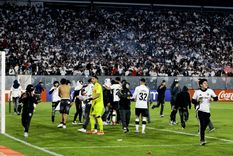 Los hinchas de Colo-Colo ingresaron a la cancha y los jugadores de Fortaleza la abandonaron. Foto: EFE