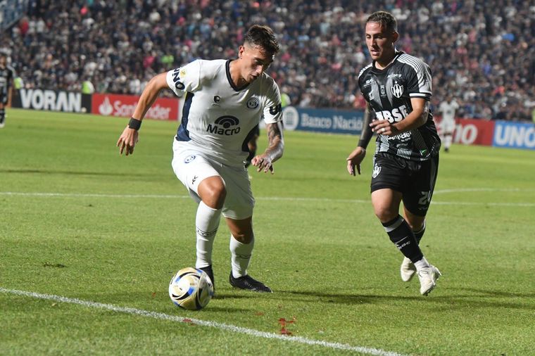 El defensor Alejo Osella intenta desbordar ante la marca de Braian Cufré, defensor del Ferroviario.&nbsp;