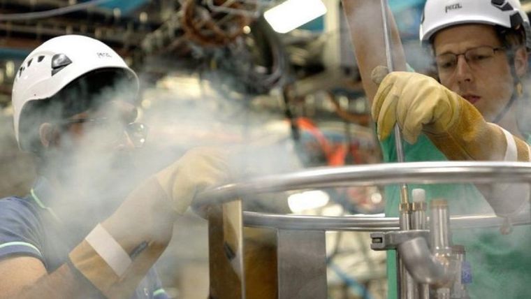 Ingenieros de la CERN añaden helio líquido al sistema para mantener la antimateria a menos 270 grados celcius, la temperatura más fría posible cerca del cero absoluto. Foto: BBC Mundo