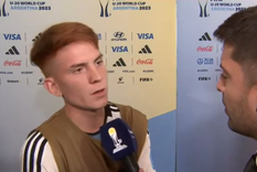 Barco y el diálogo con sus compañeros de Boca mientras juega el Mundial Sub 20 Foto: TyC Sports Barco y el diálogo con sus compañeros de Boca mientras juega el Mundial Sub 20 Foto: TyC Sports