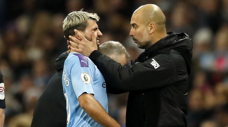 Sergio Agüero y Pep Guardiola Agüero se retiró lesionado el sábado. Foto: DPA